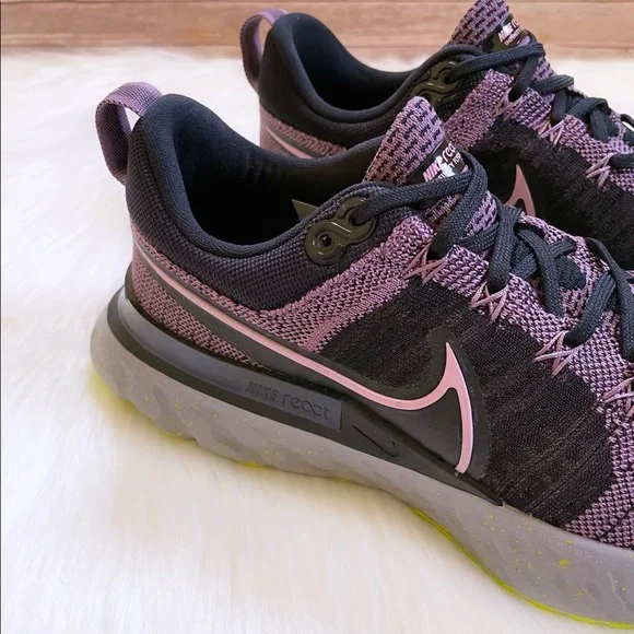 Nike Women’s React Infinity Run Flyknit 2 Trainers - Picture 5 of 9